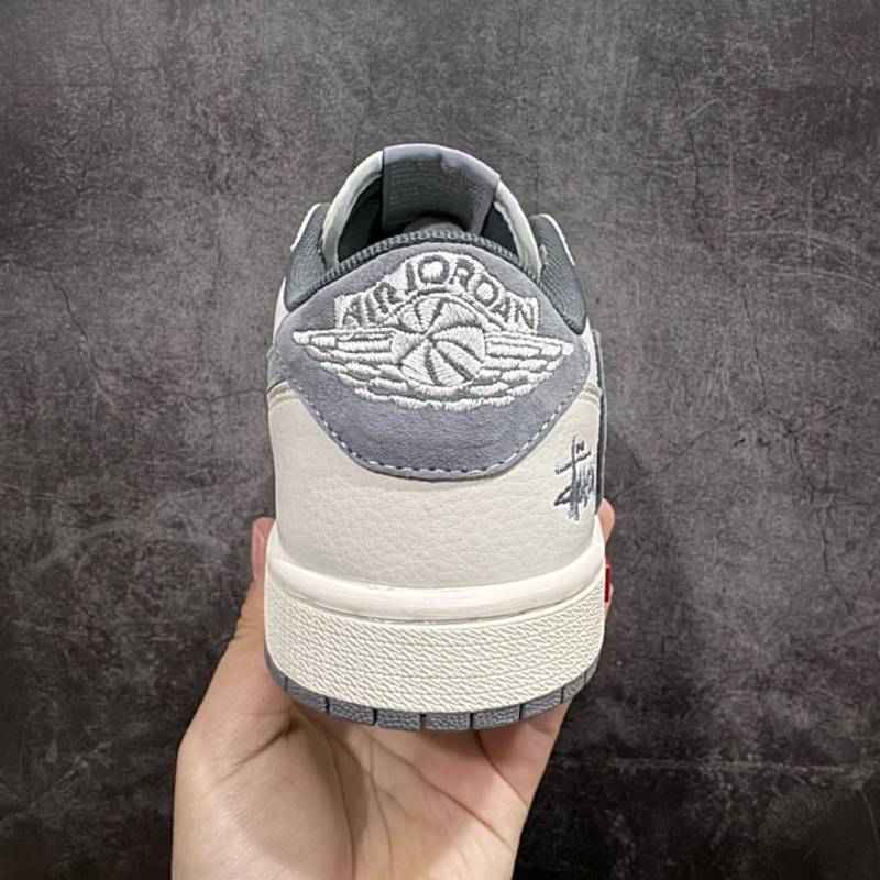 NIK__EE AIR JORDAN 1 X TRAVIS SCOTT X SUPREME