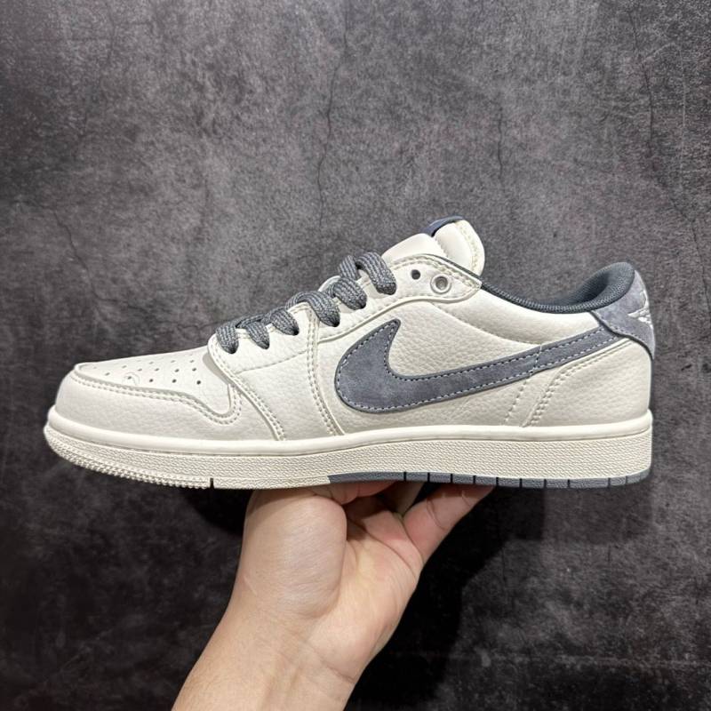 NIK__EE AIR JORDAN 1 X TRAVIS SCOTT X SUPREME